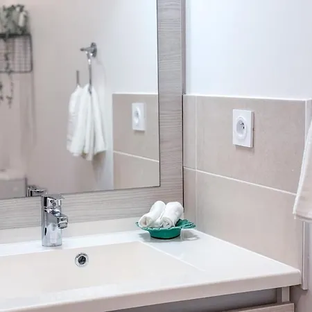 شقة Recent Avec Terrasse Airbus Aeroport كولومييه